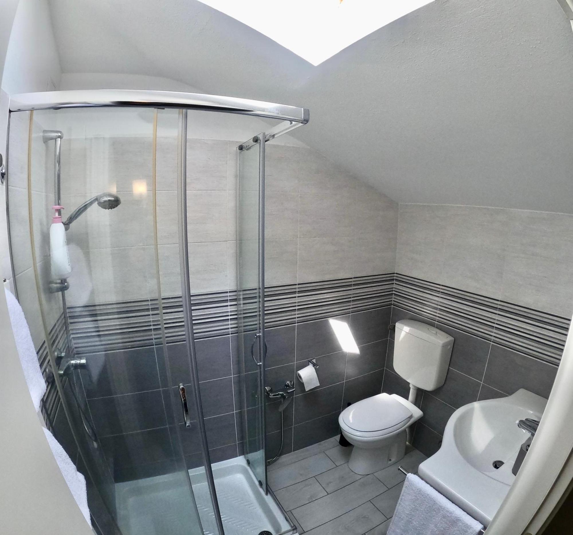 أرونا Bella Vita Guesthouse -Parcheggio Privato Interno المظهر الخارجي الصورة