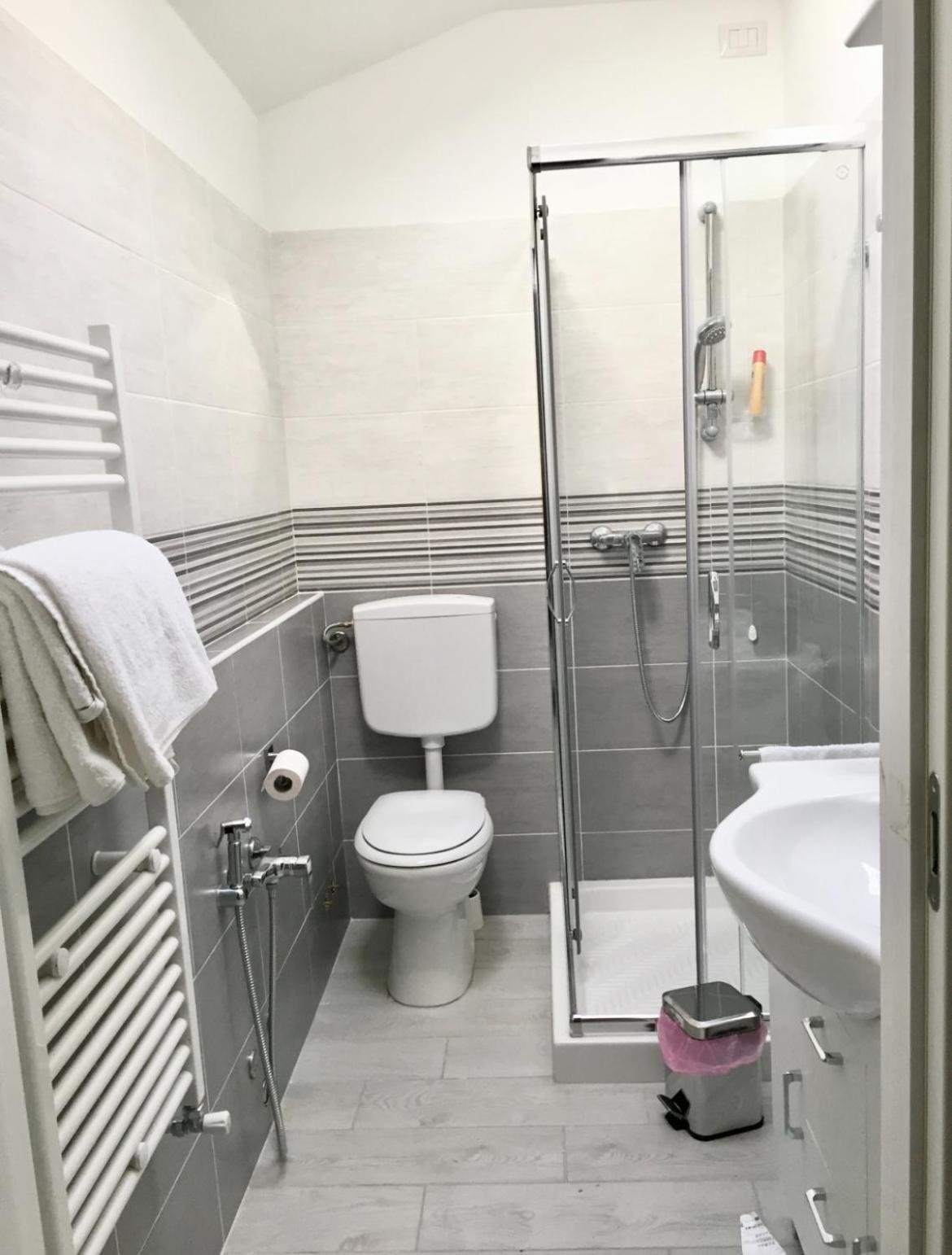 أرونا Bella Vita Guesthouse -Parcheggio Privato Interno المظهر الخارجي الصورة