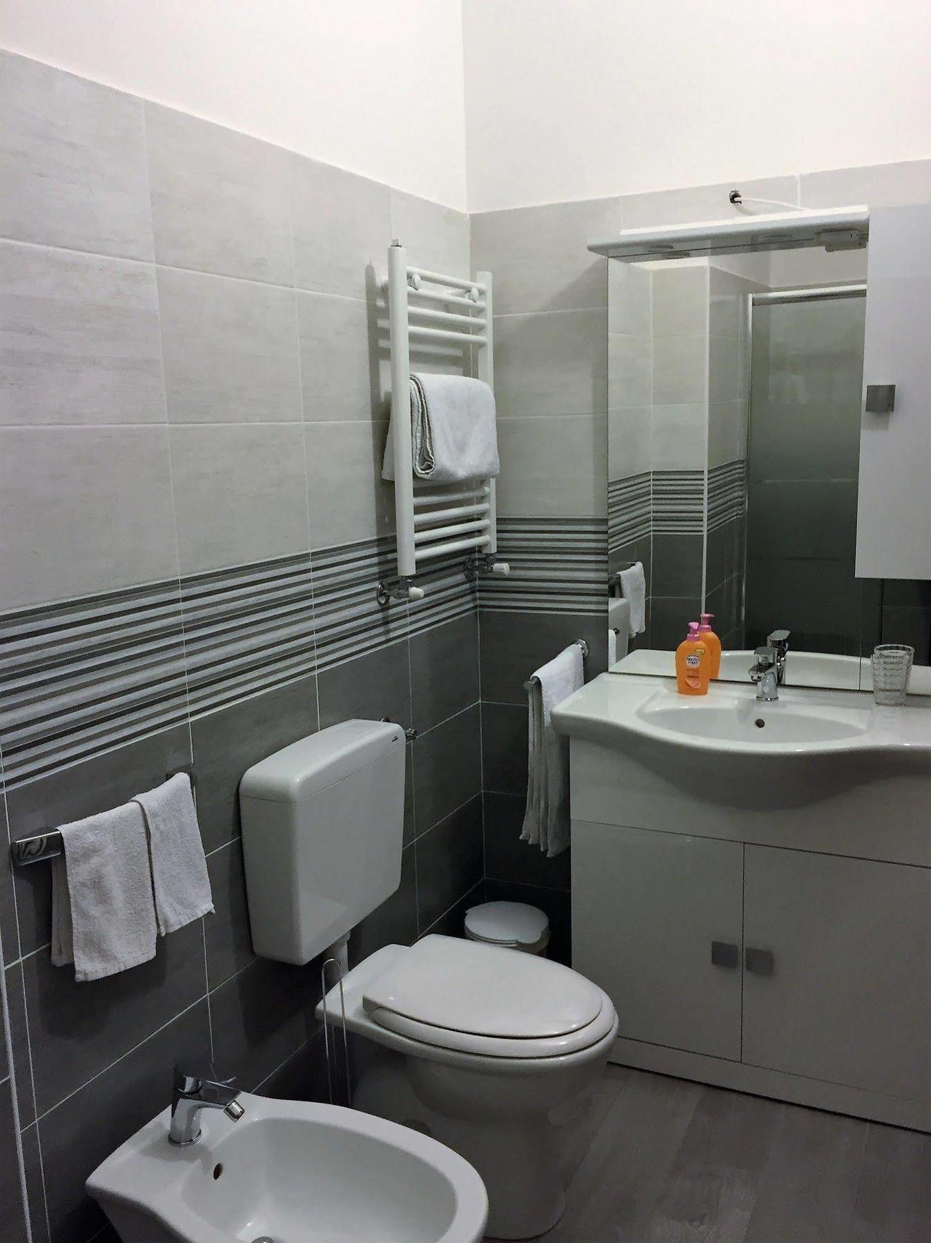 أرونا Bella Vita Guesthouse -Parcheggio Privato Interno المظهر الخارجي الصورة
